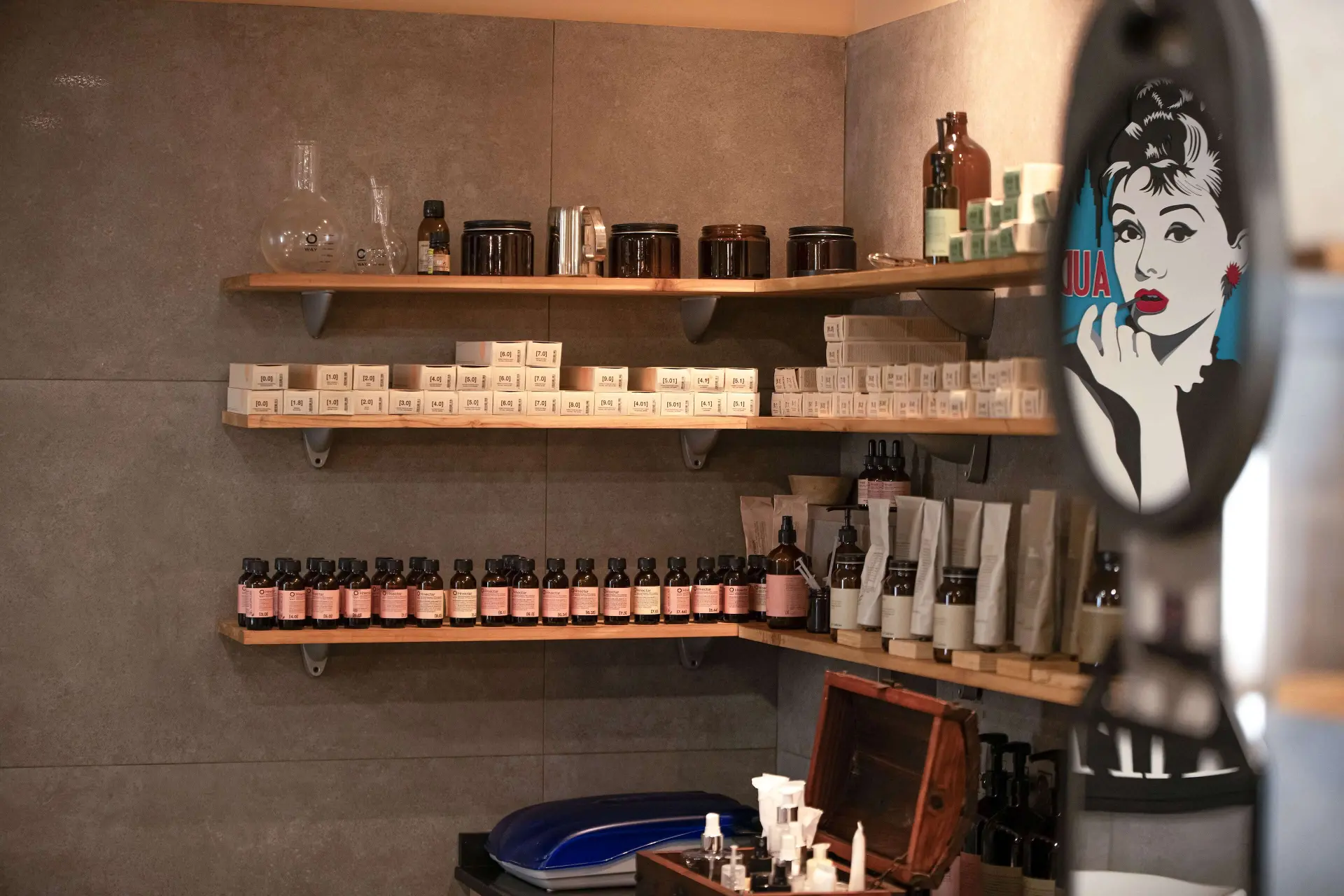 Somos una peluquería ecosostenible de Barcelona. Nuestro objetivo principal es cuidar y mejorar la salud de tu cuero cabelludo y cabello para que esté siempre sano y bello.